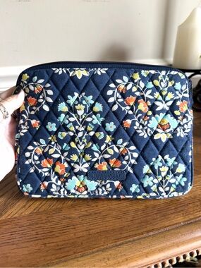 Vera Bradley Chandelier Navy Floral Quilted padded Pouch for tablets EUC